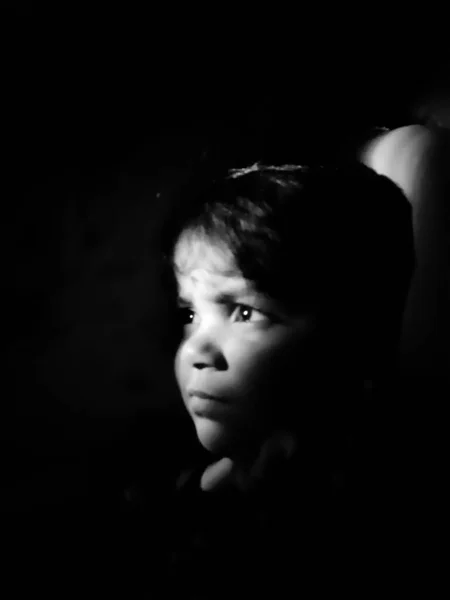 Gesicht In Der Dunkelheit Monochrom Silhouette Stock Photo 169558946