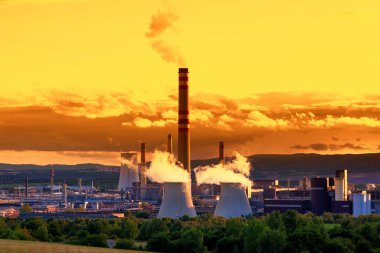 Petrokimya sanayi tesisi, günbatımı gökyüzü, Çek Cumhuriyeti