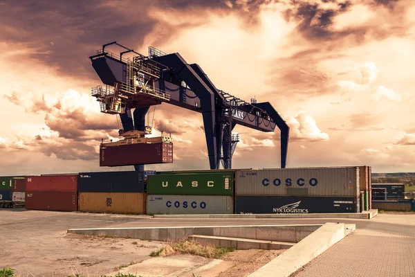 CZECH REPUBLIC, NYRANY, 27 апреля, 2015: Nyrany container terminal. Промышленные контейнеры для погрузки кранов. . — стоковое фото