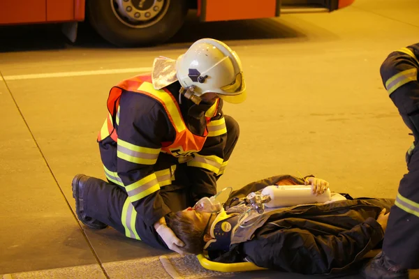 RÉPUBLIQUE TCHÈQUE, PLZEN, 30 SEPTEMBRE 2015 : Un pompier courageux soulage un blessé après un accident de voiture — Photo