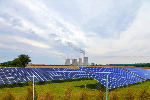 Usina nuclear com painéis solares de energia — Fotografia de Stock