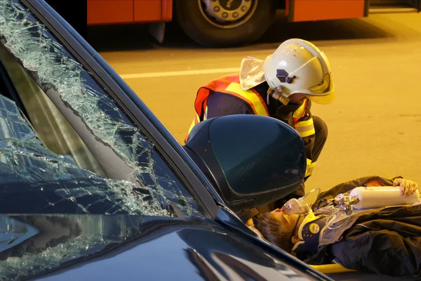 Çek Cumhuriyeti, Plzen, 30 Eylül, 2015:Brave itfaiyeci yaralı bir araba kazasından sonra rahatlatmak — Stok fotoğraf