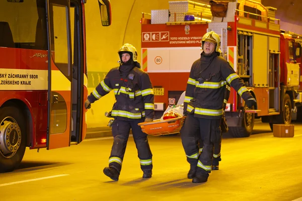 REPÚBLICA CHECA, PLZEN, 30 DE SETEMBRO DE 2015: Bombeiros carregam uma maca com feridos — Fotografia de Stock