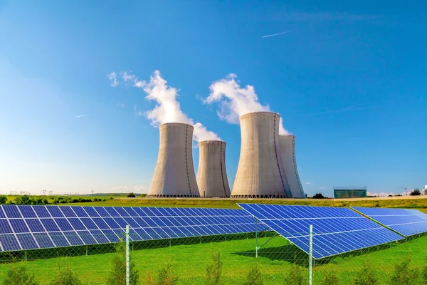 Central nuclear Dukovany com painéis solares na República Checa Europa — Fotografia de Stock