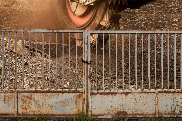 鉄門の背後にある褐炭を掘るために巨大なバケット ホイール掘削機 — ストック写真