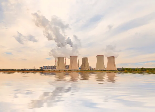 Centrale termica riflessa nell'acqua, Repubblica Ceca — Foto Stock