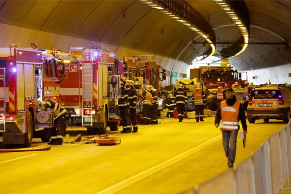 CSEH KÖZTÁRSASÁG, PLZEN, 2015. szeptember 30.: Autóbaleseten dolgozó mentőcsapat — Stock Fotó