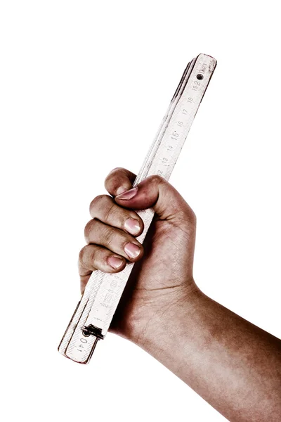 Грязная рука с деревянной складной линейкой на белом фоне — стоковое фото