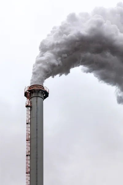 Close-up van vuile donkere wolken van de rook van een hoge industriële schoorsteen — Stockfoto