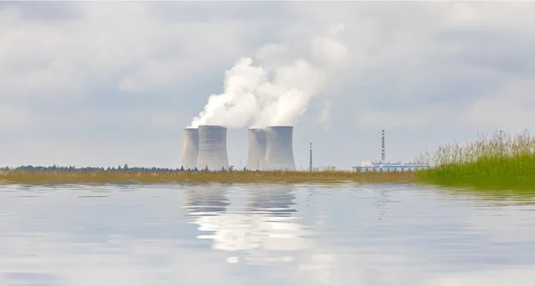 Атомная электростанция отражена в воде, Чехия — стоковое фото