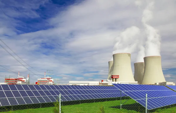 원자력 발전소 Temelin 체코 공화국 유럽에 태양 전지 패널 — 스톡 사진