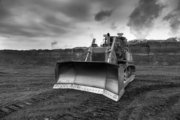 O bulldozer que trabalha em minas de carvão — Fotografia de Stock