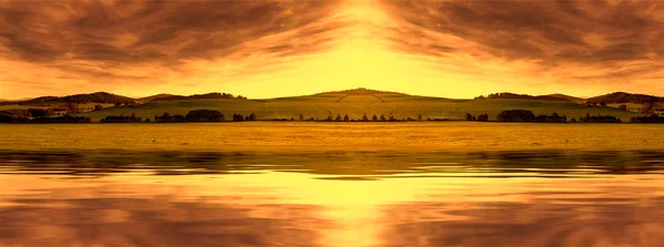 Lente prachtige landschap aan avondrood weerspiegeld in het water — Stockfoto