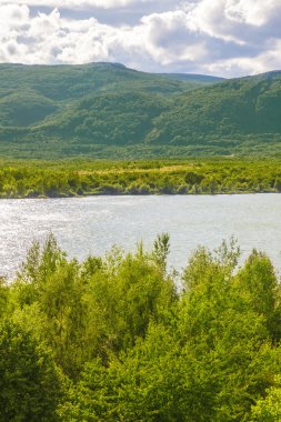 Yaz manzara nehir ve bulutlu gökyüzü