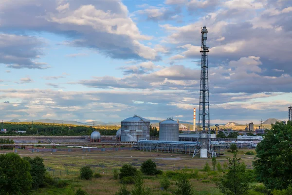 Planta química y cielo nublado — Foto de Stock