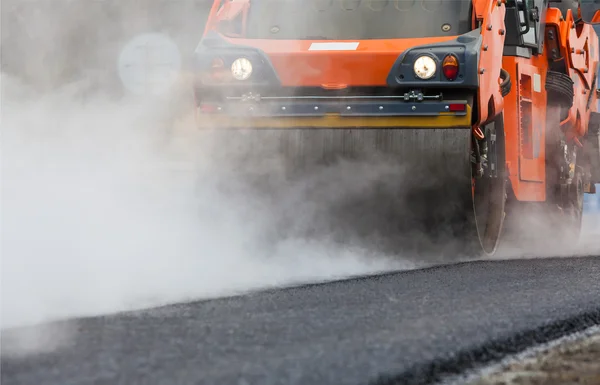 Road roller flattening new asphalt — Stock Photo, Image