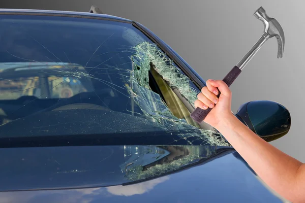 Auto mit Glasscherben und weiblichem Haltehammer — Stockfoto