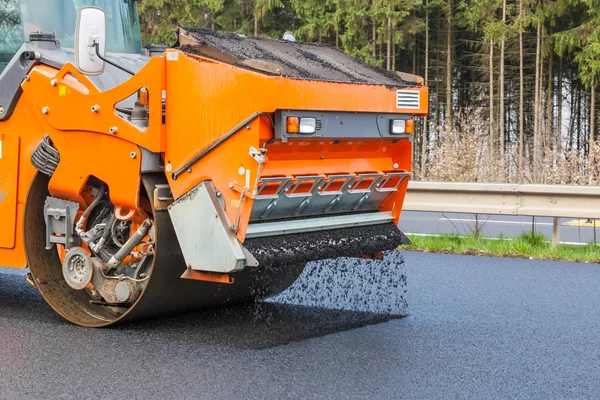 Rullo stradale appiattimento nuovo asfalto — Foto Stock