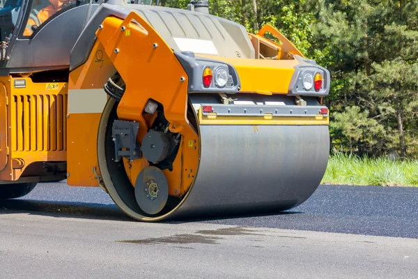 Road roller flattening new asphalt — Stock Photo, Image