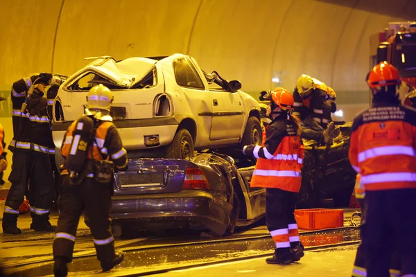 ČESKÁ REPUBLIKA, PLZEN, 30. září 2015: Záchranný tým pracuje na autonehodě — Stock fotografie