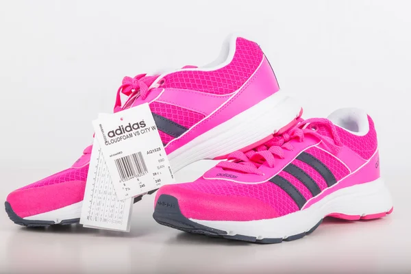 Chlumcany, Tsjechië - 9 juni 2016: Adidas roze schoenen voor vrouwen. — Stockfoto