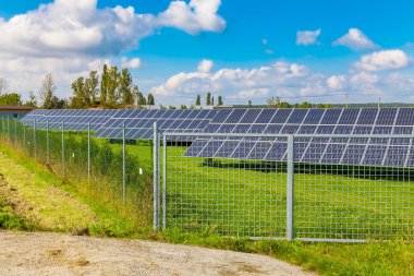 Güneş paneli güneşten yeşil, çevre dostu enerji üretir.