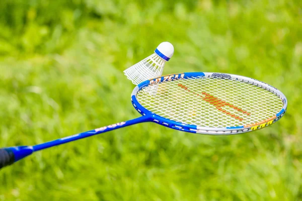 Shuttle en badminton racket — Stockfoto