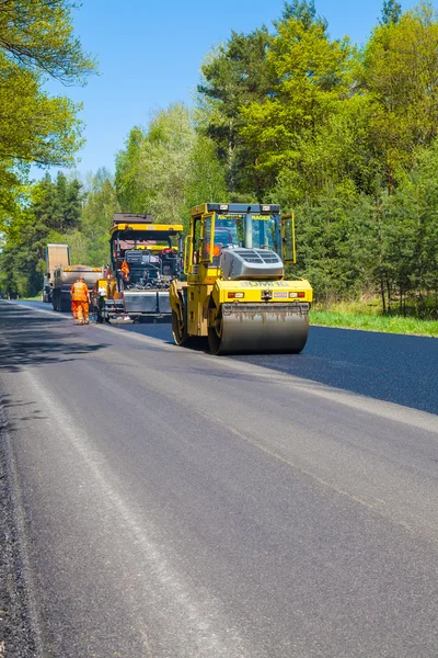 Česká republika, Plzeň, 7 květen, 2016:Asphalt šíření stroj a vibrační válec na chodníku silniční práce. — Stock fotografie