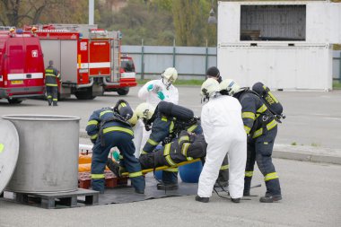 Çek Cumhuriyeti, Plzen, 4 Haziran, 2014: itfaiye ve acil durum ekibi koruyucu giysiler içinde.