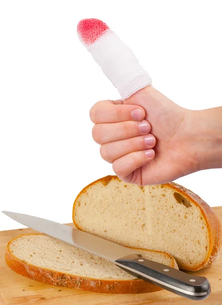 Dito ferito con sanguinamento durante il taglio del pane — Foto Stock