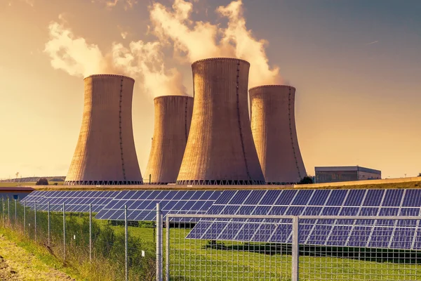 원자력 발전소 Dukovany 체코 공화국 유럽에 태양 전지 패널 — 스톡 사진