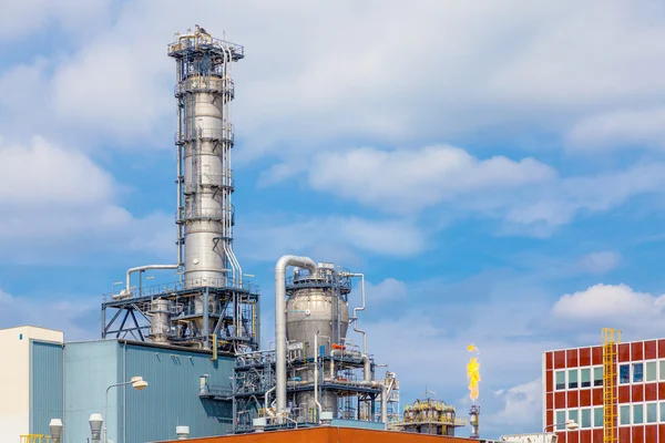 Nära håll stark metall ytterväggsstrukturen olja raffinaderiet växt inom tung industri — Stockfoto