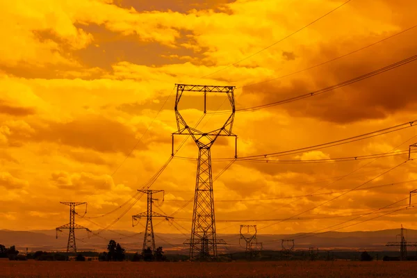 Gün batımında elektrik hattı — Stok fotoğraf