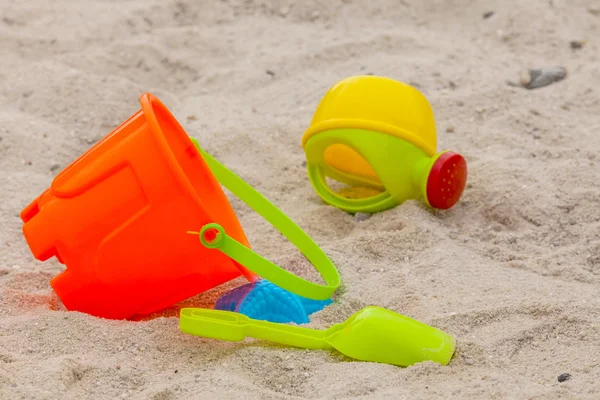 Jogo de brinquedos plásticos a cores em uma areia — Fotografia de Stock