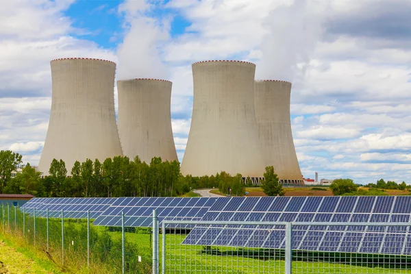 原子力発電所 Temelin チェコ共和国のヨーロッパでの太陽電池パネル — ストック写真