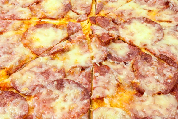 Pizza mit Salami als Hintergrund — Stockfoto