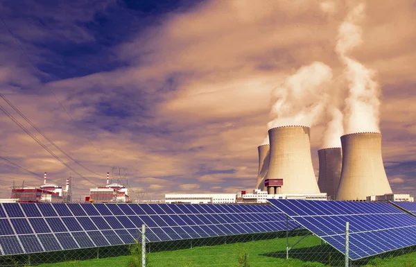 Centrale nucléaire Temelin avec panneaux solaires en République tchèque Europe — Photo