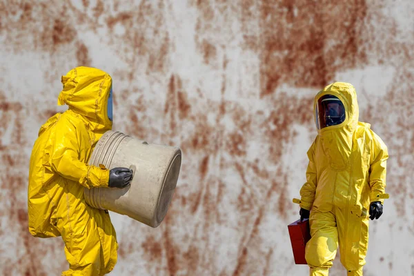 Hombres Aislados Traje Protector Materiales Peligrosos Virus Epidémico — Foto de Stock