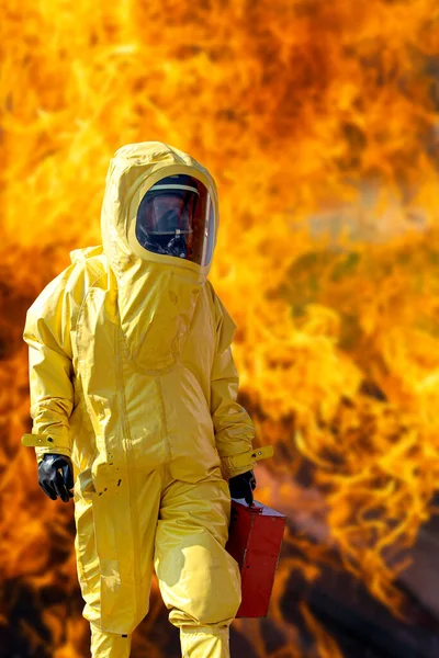 Man Yellow Protective Suit Fire — Stock Photo, Image