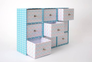 Beyaz arkaplanda mücevher kutusu