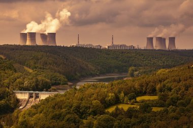 Çek Cumhuriyeti 'nin Avrupa' daki Dukovany nükleer enerji santrali. Gün batımı gökyüzü.