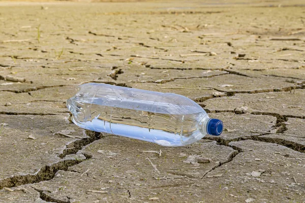 Una Botella Agua Suelo Seco Concepto Sed Deshidratación — Foto de Stock