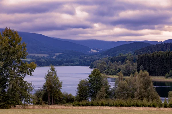 Sommerlandschaft Gläserne Oberfläche Eines Ruhigen Flusses Und Bäume Abendhimmel — Stockfoto