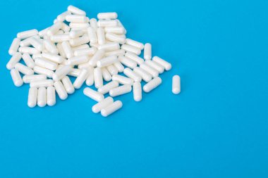 Mavi kağıtta beyaz haplar. 