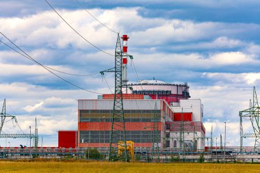 Çek Cumhuriyeti 'nde nükleer enerji santrali Temelin' in reaktörü. Bulutlu gökyüzü.