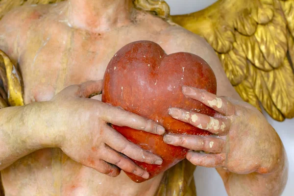 Χέρια Του Αγάλματος Κρατώντας Κόκκινη Καρδιά — Φωτογραφία Αρχείου