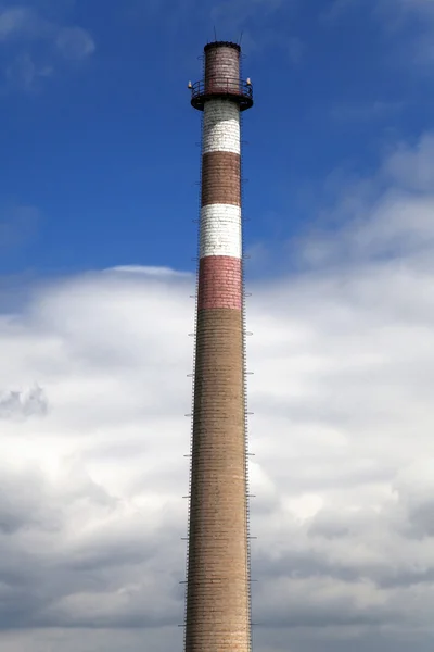 푸른 하늘와 굴뚝 — 스톡 사진