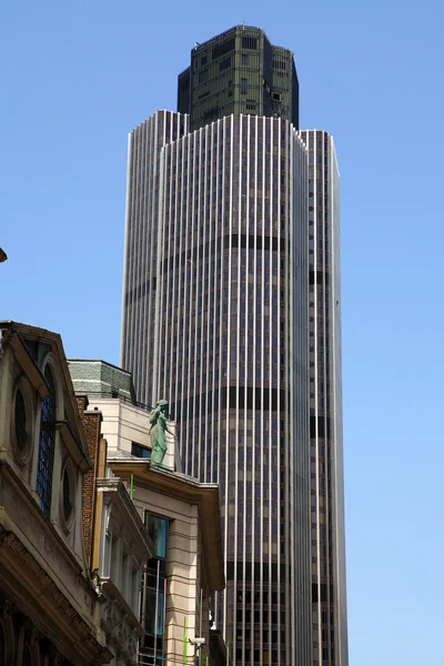 Byggnaden av kontor i himlen av London — Stockfoto