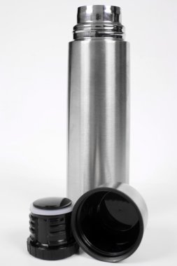 metal termos üzerinde beyaz izole