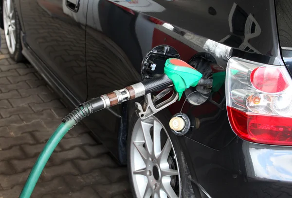 Male Hand Refilling the black Car with Fuel on a Filling Station — Stock Photo, Image